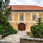 Giselle Buda Castle