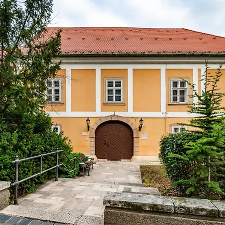 Giselle Buda Castle